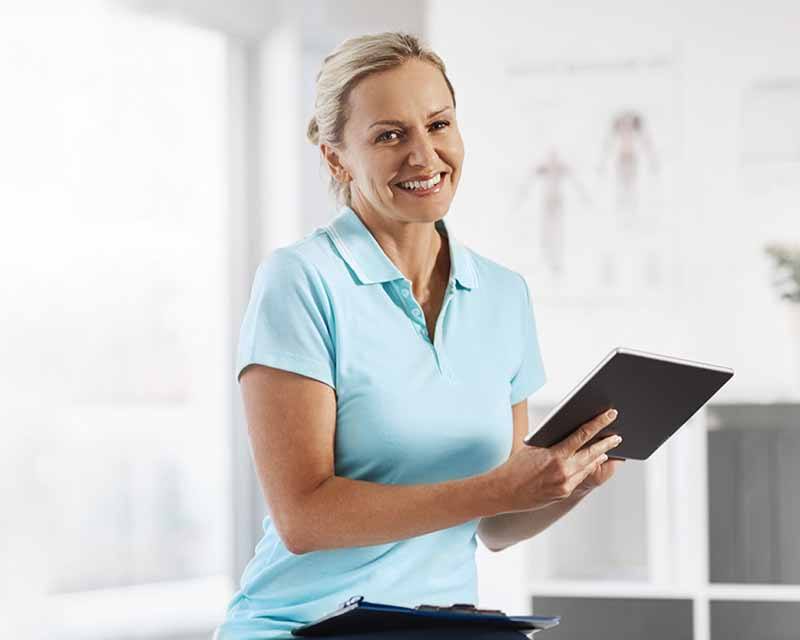Physiotherapeutin bei der Arbeit mit Kunden.