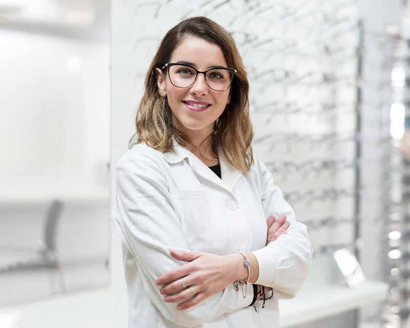 Optiker präsentiert Brillen.