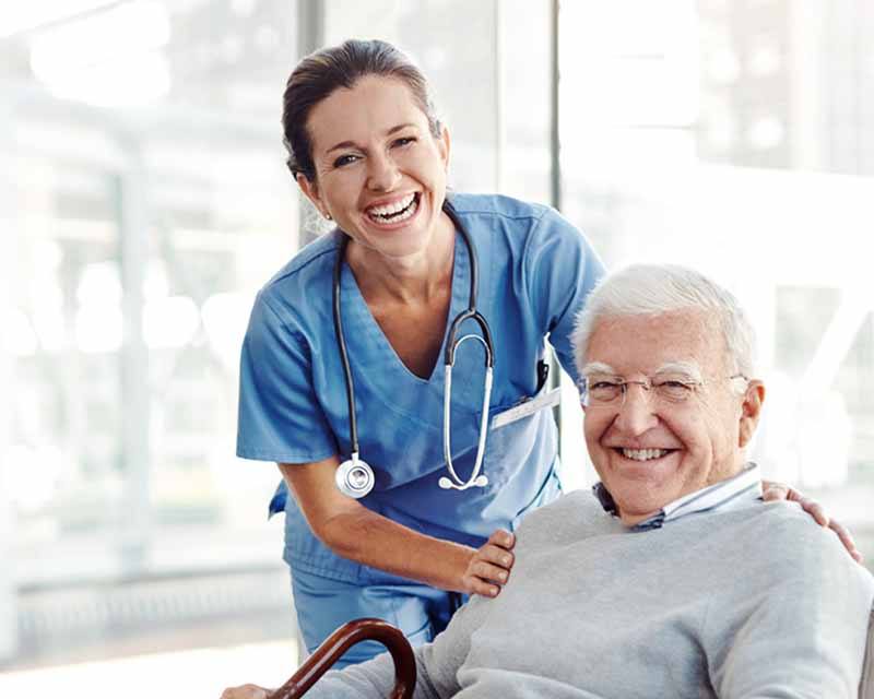 Pflegedienst versorgt älteren Patienten.