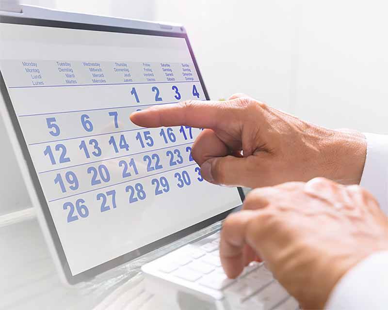 Jahresabschluss Arbeiten am Kalender.
